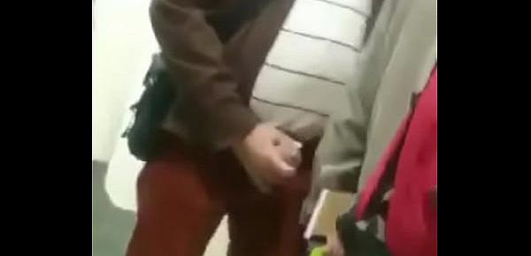  Mamando VERGAS a MADUROS en el BAÑO PUBLICO